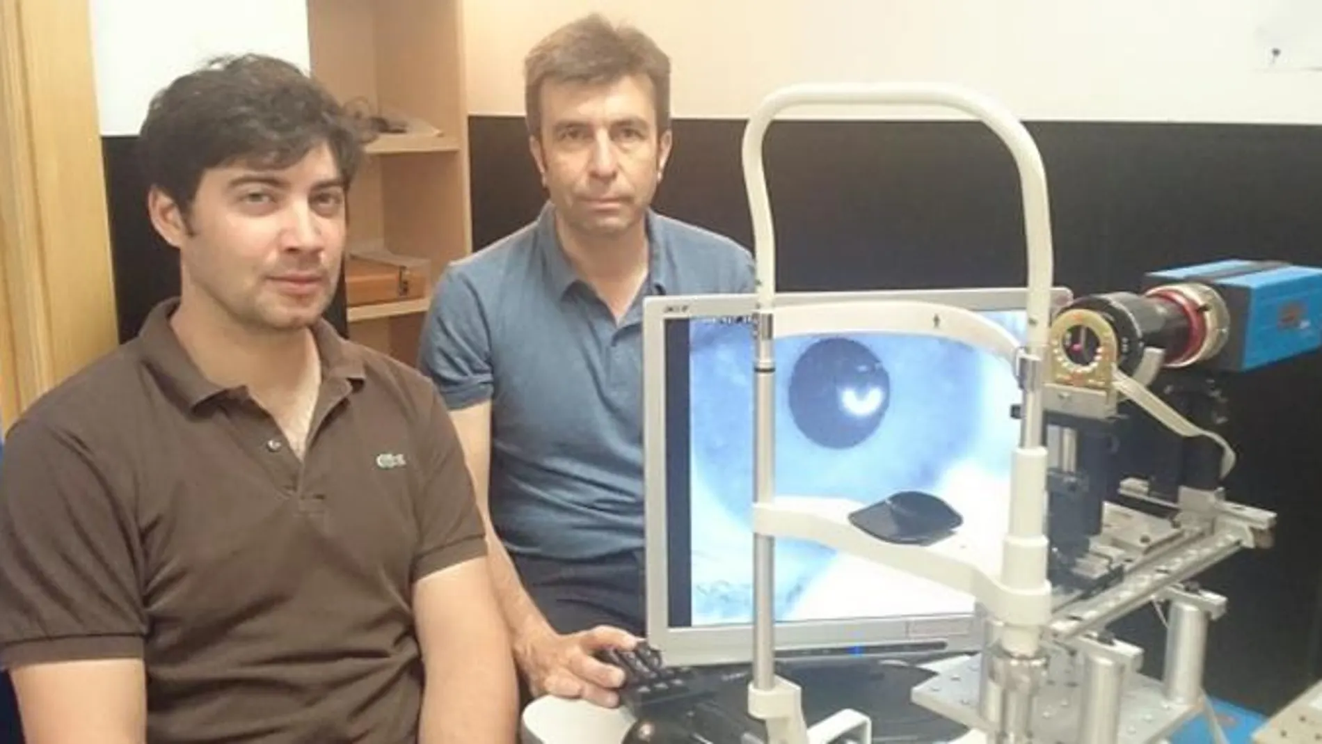Juan Tabernero y Pablo Artal junto al instrumento con cámara ultrarrápida que han creado para estudiar los movimientos del cristalino