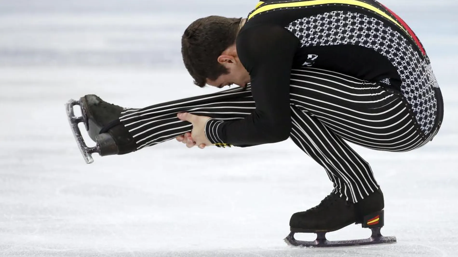 El patinador español Javier Fernández ejecuta su ejercicio del programa corto de la competición individual masculina de patinaje