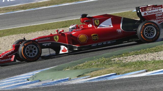 El Ferrari del piloto finlandés Kimi Raikkonen, durante una de las tandas de entrenamiento en Jerez