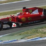 El Ferrari del piloto finlandés Kimi Raikkonen, durante una de las tandas de entrenamiento en Jerez