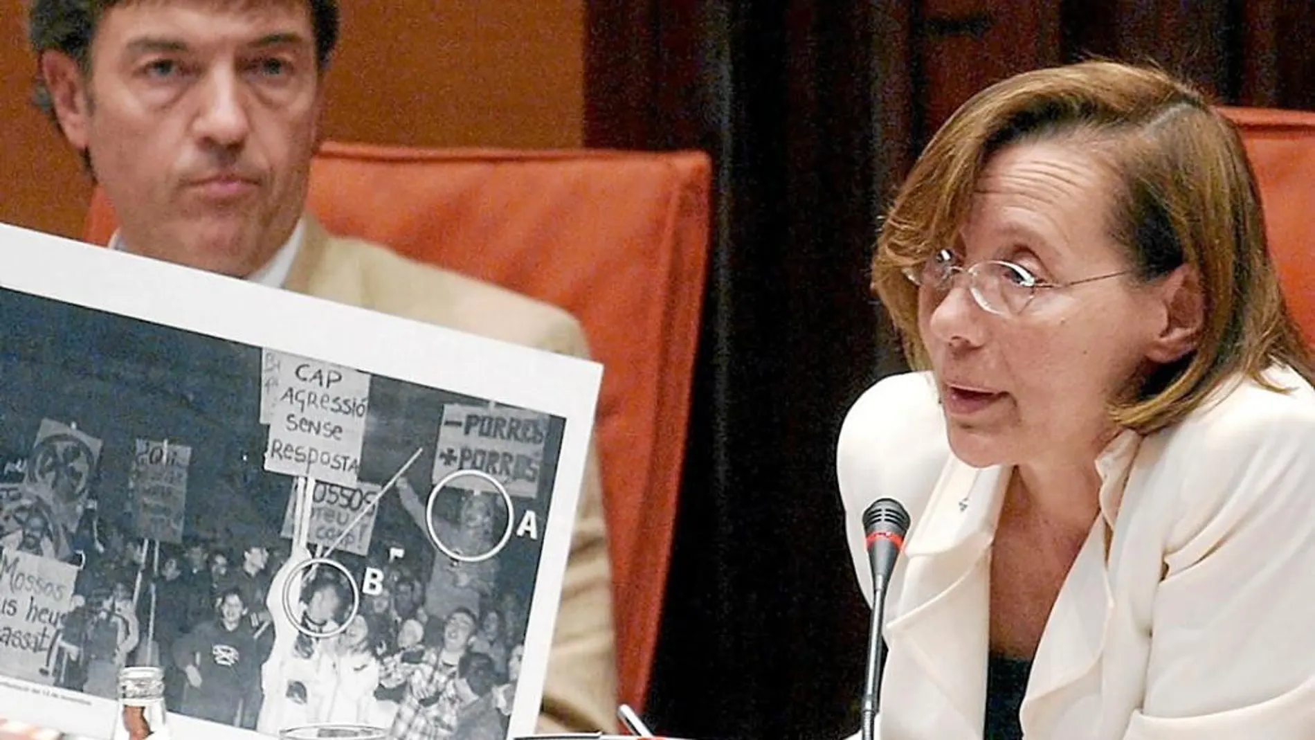 La ex consellera Montserrat Tura tuvo que explicar en el Parlament el dispositivo policial