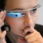 Una mujer usa las gafas Google Glass de la compañía norteamericana.