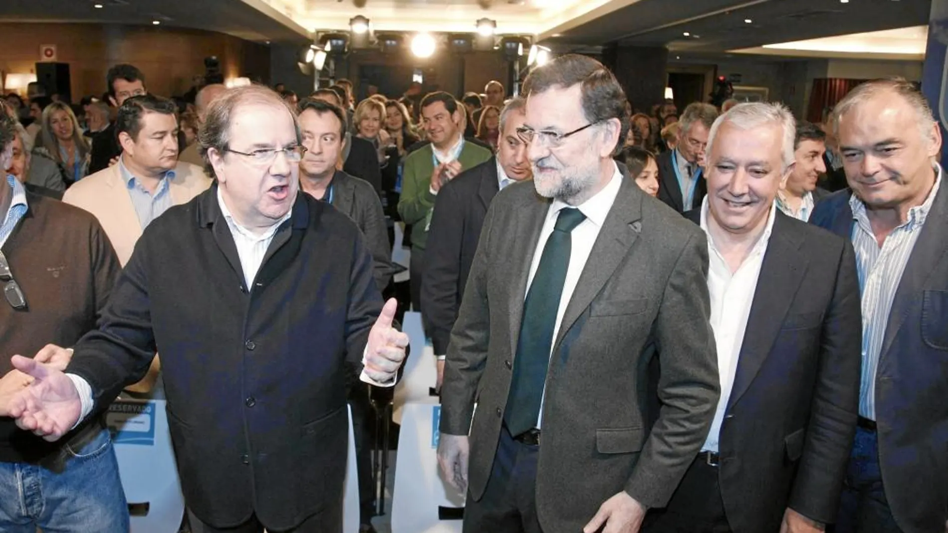 El PP de Castilla y León apoya sin fisuras a Rajoy en el Caso Bárcenas. En la imagen, Herrera bromea con el presidente del Gobierno en la pasada Interparlamentaria del PP en Salamanca, junto a Arenas y González Pons