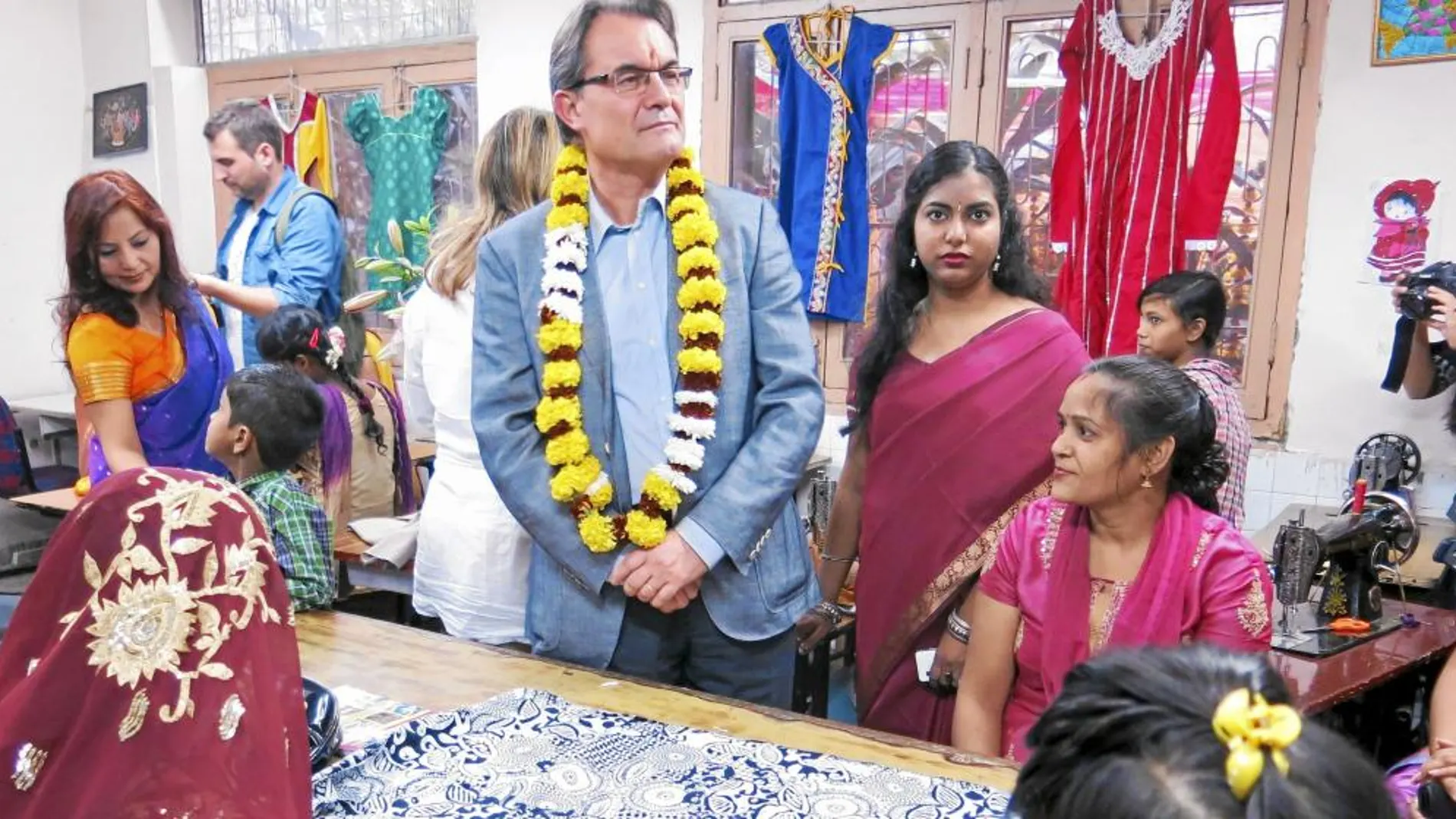 Mas visitó ayer el proyecto humanitario «Streets of India», que apoya a niños y mujeres pobres en Nueva Delhi. Foto: Efe
