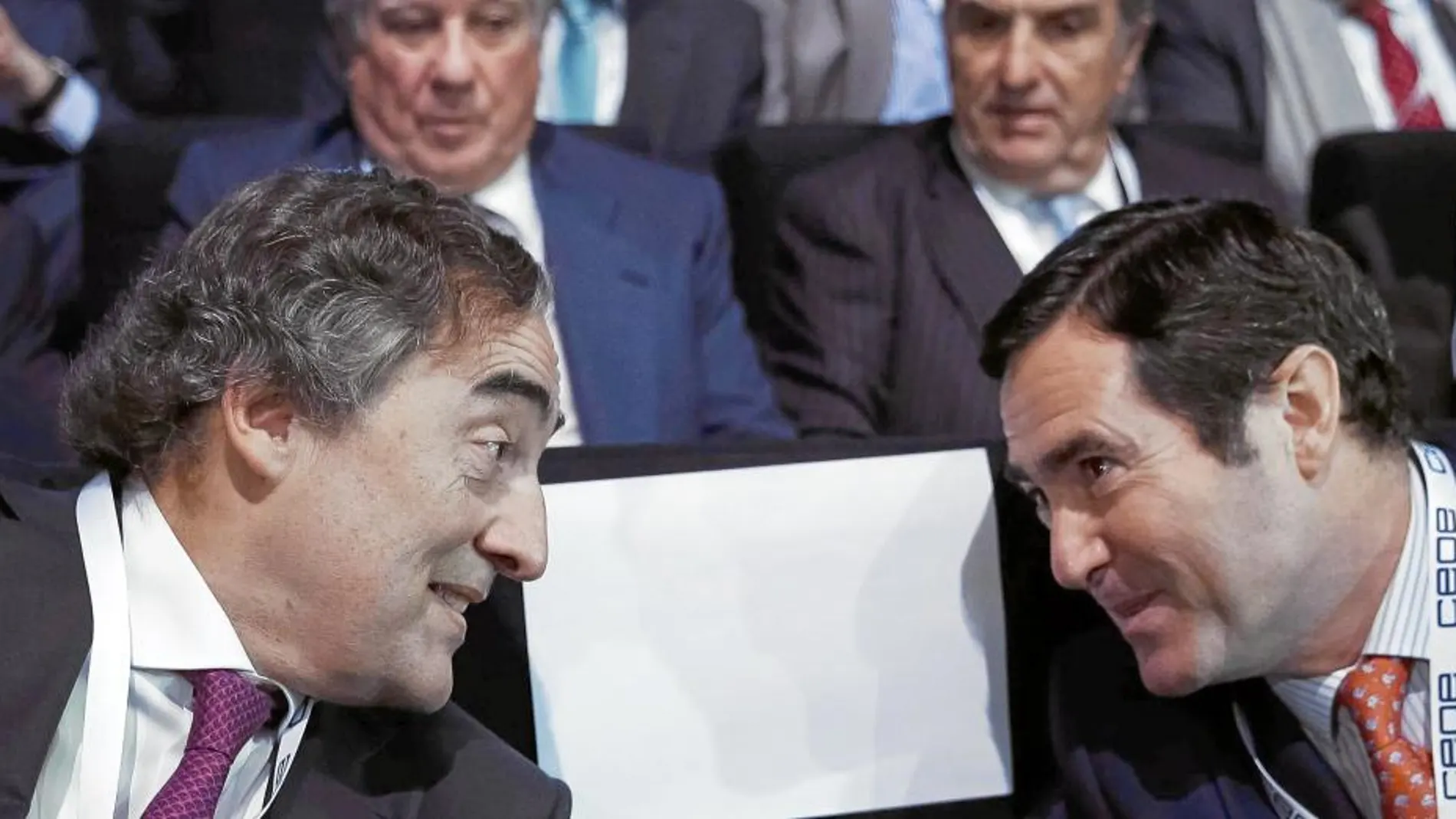 Juan Rosell y Antonio Garamendi conversan durante la jornada electoral en la CEOE del pasado diciembre