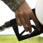 La tendencia descendente queda clara al observar que el precio medio de la gasolina se ha abaratado el 0,29 % en un mes.
