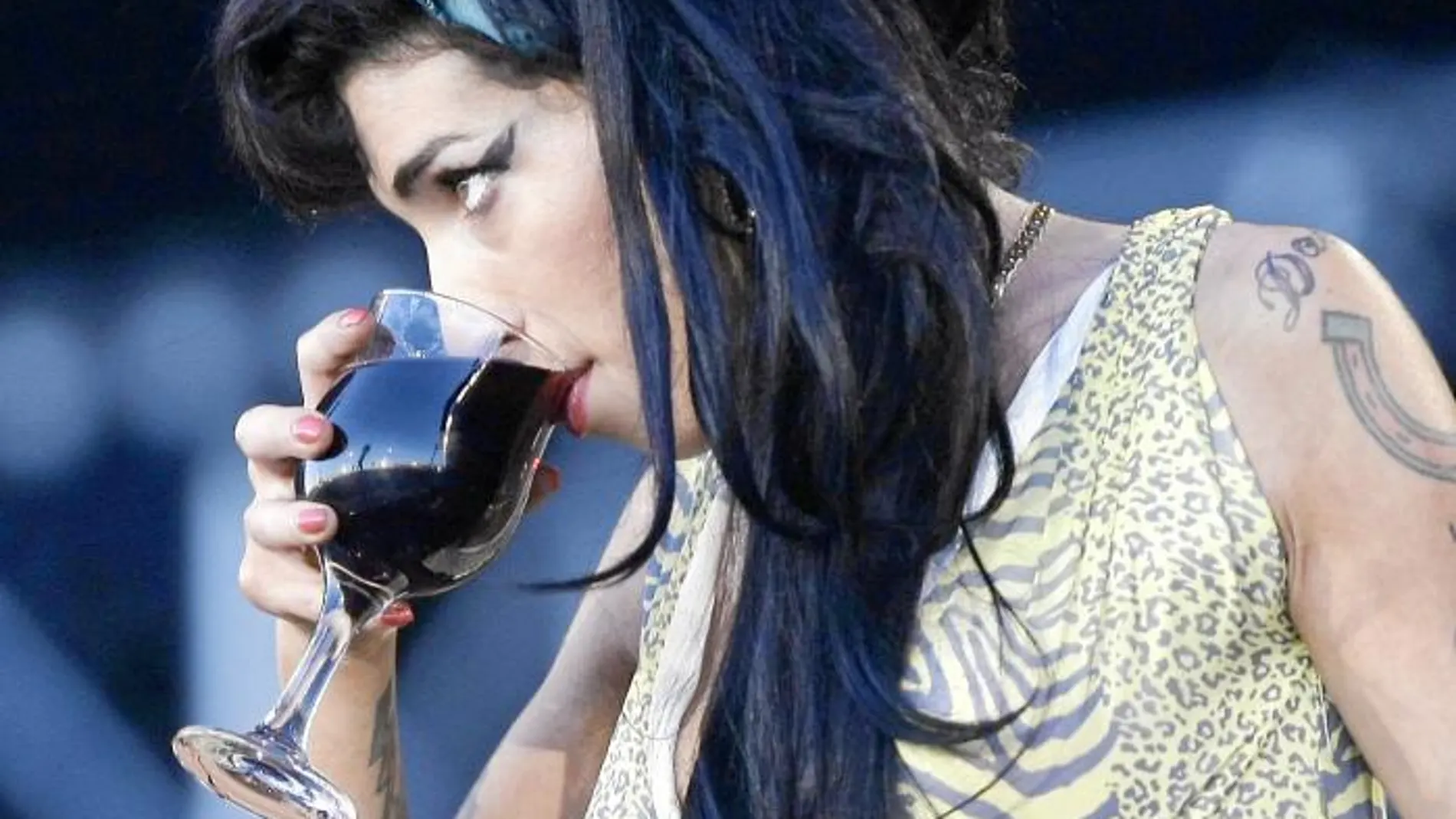 Amy Winehouse. Bebía para calmarse antes de cada actuación, y luego durante ellas y también después. Sus relaciones sentimentales le fueron destruyendo y, aunque tomó drogas, la mató la bebida