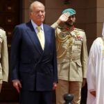 El rey Juan Carlos y el monarca de Baréin, Hamad bin Isa Al-Khalifa, revisan la guardia de honor en el Palacio Gudabia en Manama (Baréin).