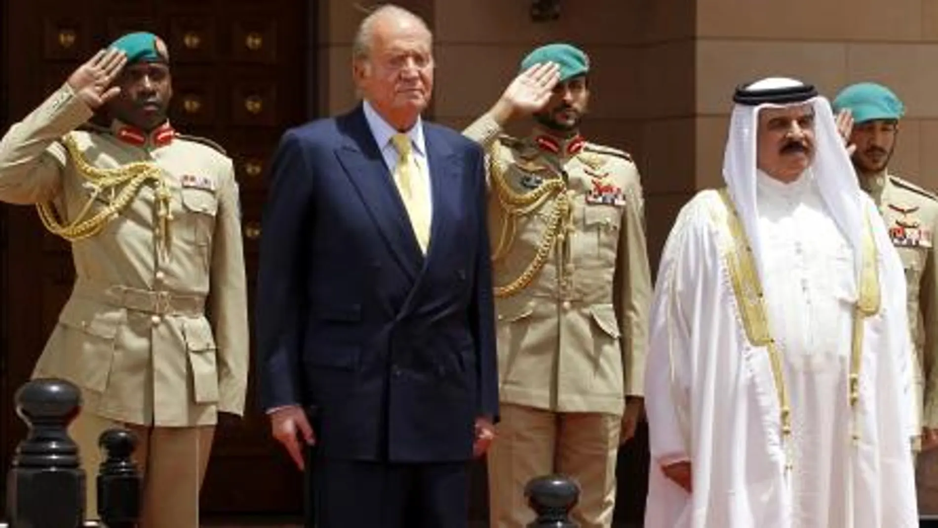El rey Juan Carlos y el monarca de Baréin, Hamad bin Isa Al-Khalifa, revisan la guardia de honor en el Palacio Gudabia en Manama (Baréin).