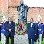 El alcalde de Salamanca, Alfonso Fernández Mañueco, y De Prada en el homenaje a Miguel Unamuno