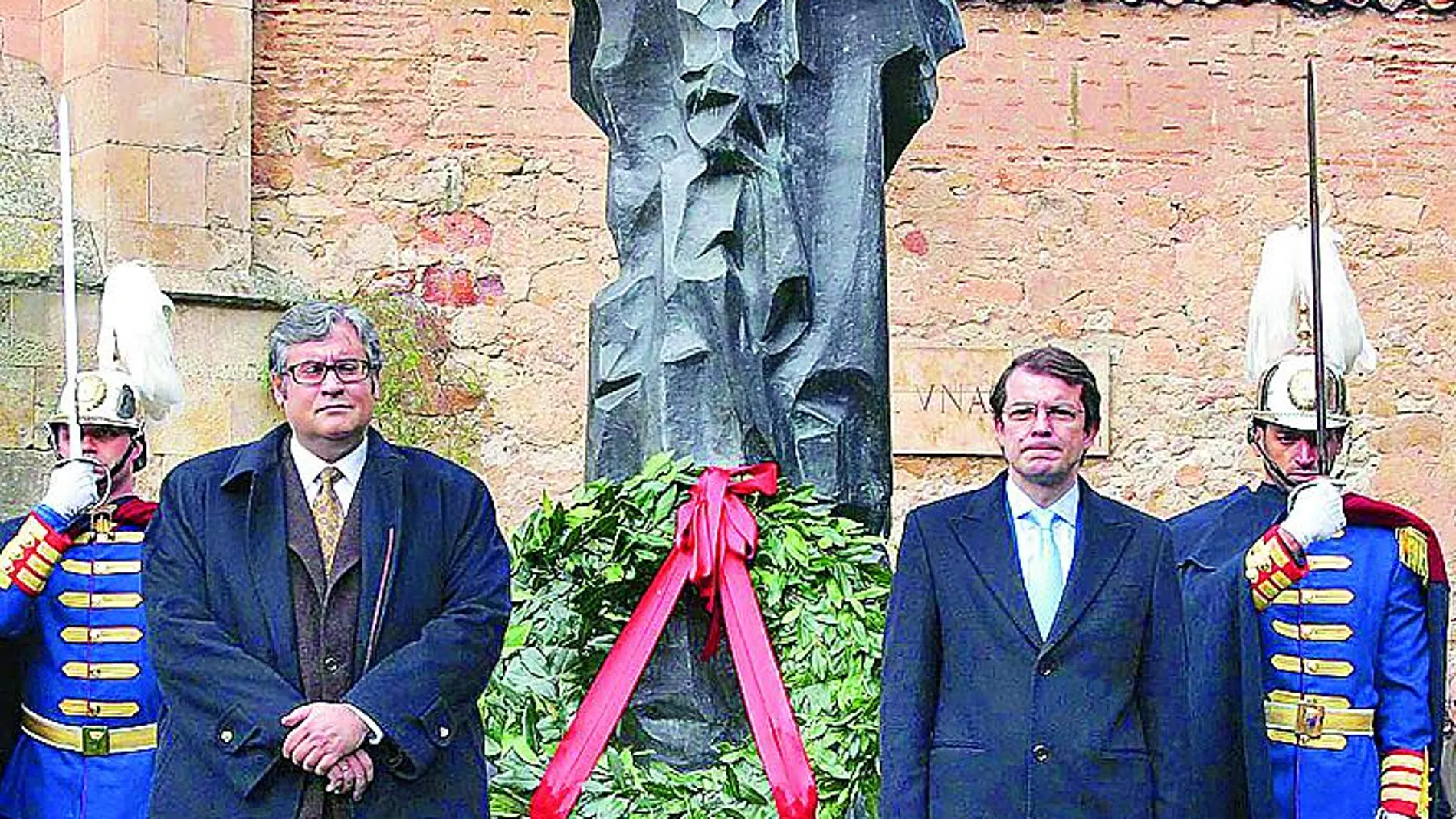 El alcalde de Salamanca, Alfonso Fernández Mañueco, y De Prada en el homenaje a Miguel Unamuno