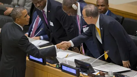 Obama saluda al secretario general de la ONU, Ban Ki-moon durante la reunión