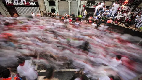 TEÑIDA DE ROJO. Pamplona vivirá desde este mediodía una continua fiesta hasta el 14 de julio