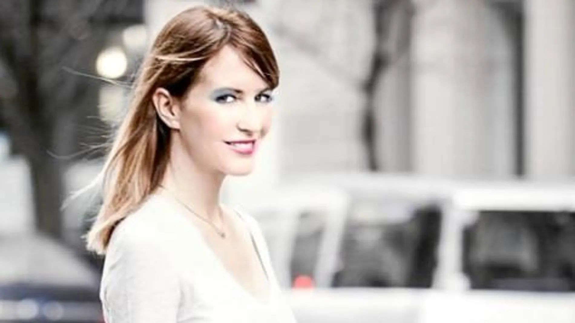 Vega, con una falda tubo de Marc Jacobs y un «clutch» de Rau Wolf