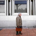 Un ciudadano pasea junto a la sede de Banco Madrid