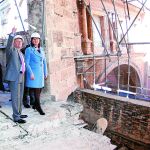 Catalá atiende a las explicaciones del arquitecto Salvador Vila