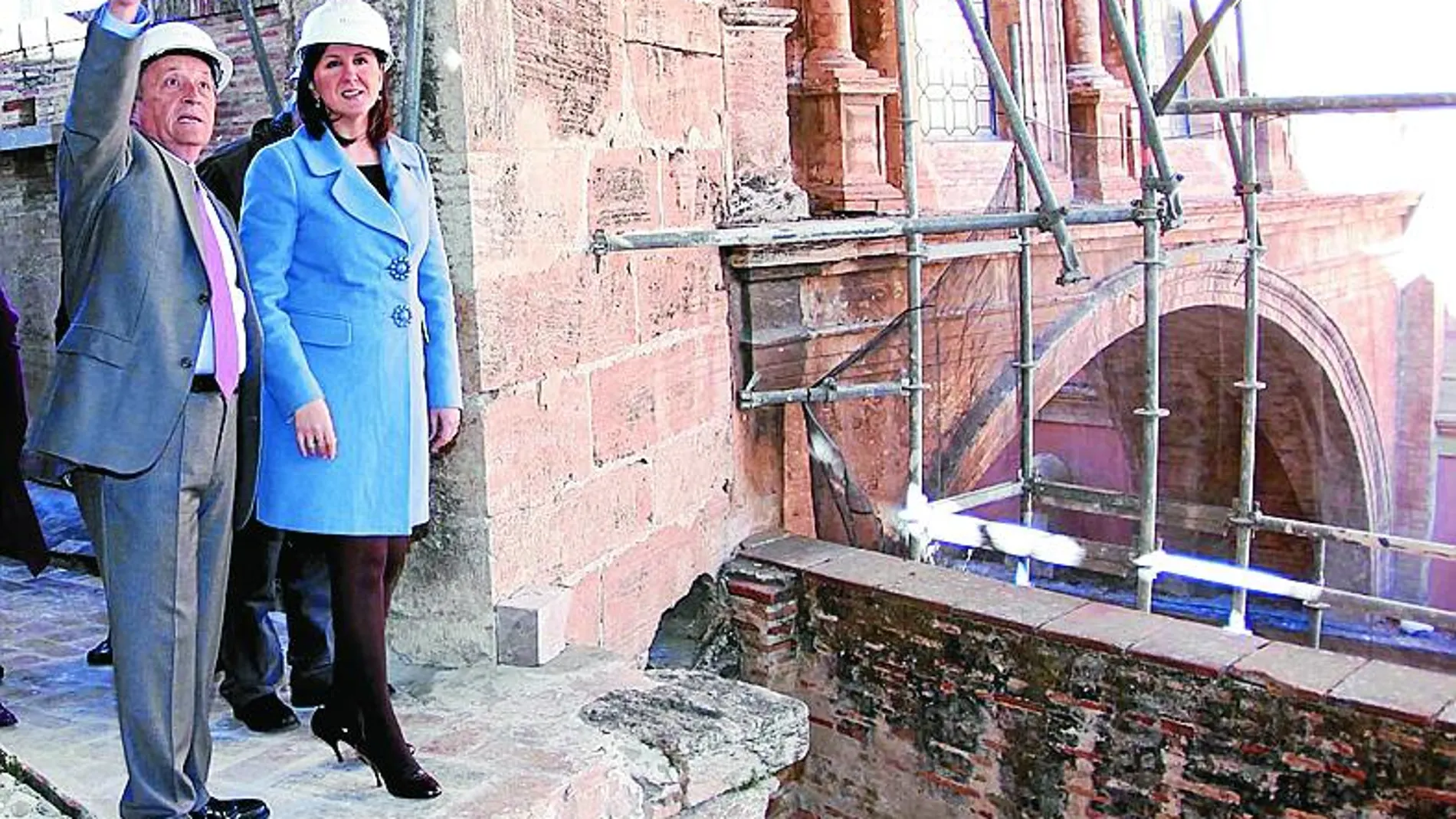Catalá atiende a las explicaciones del arquitecto Salvador Vila