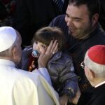 El Papa saluda a una niña