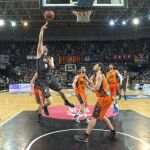 GDairis Bertans (c), escolta del Bilbao Basket, tira a canasta durante el partido frente al Valencia Basket