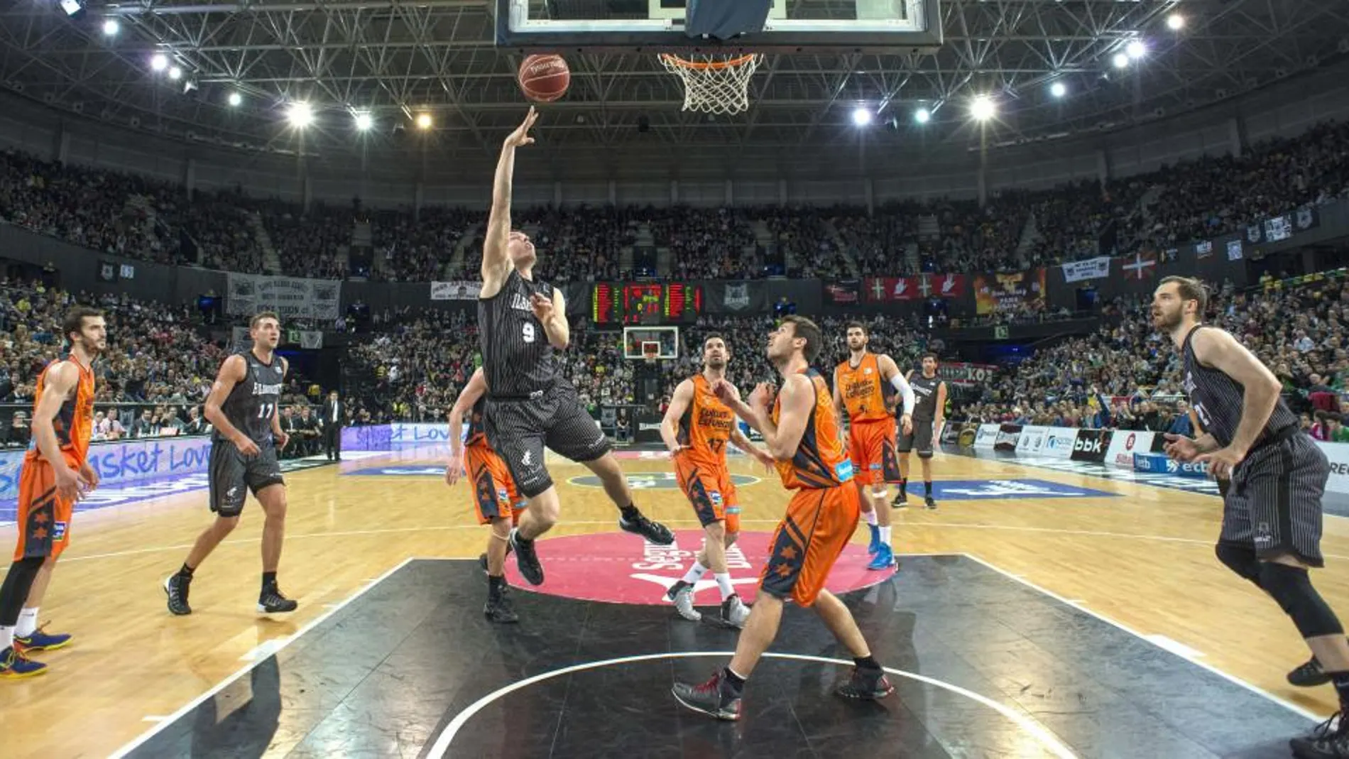GDairis Bertans (c), escolta del Bilbao Basket, tira a canasta durante el partido frente al Valencia Basket