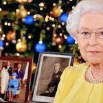 Isabel II, en su discurso el día de Nochebuena, con la foto de las cuatro generaciones al fondo