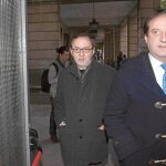 El abogado Joaquín Moeckel acompaña a Antonio Ángel Vela en su entrada en los juzgados