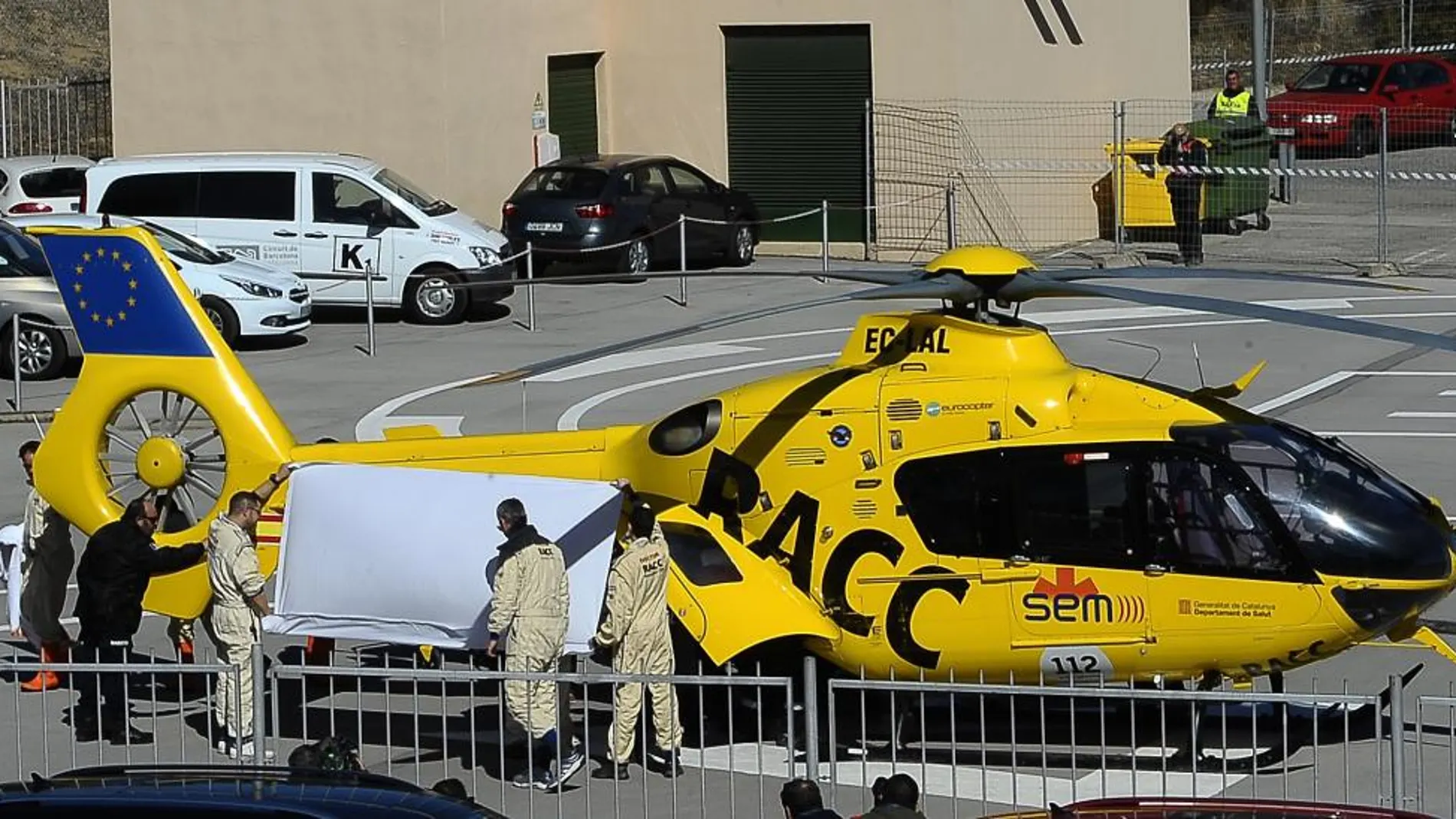 Fernando Alonso, en el momento de ser trasladado en helicóptero al hospital