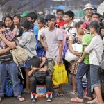 Supervivientes se agolpan en el aeropuerto de Taclobán