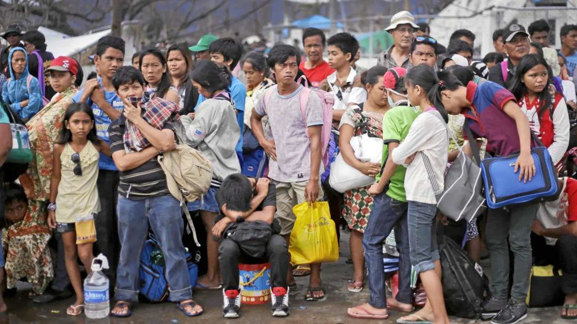 Supervivientes se agolpan en el aeropuerto de Taclobán