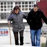 Teresa Romero y su marido Javier Limón dan un paseo por las calles de Becerreá, en Lugo. Según se aprecia, la auxiliar aún no se ha recuperado