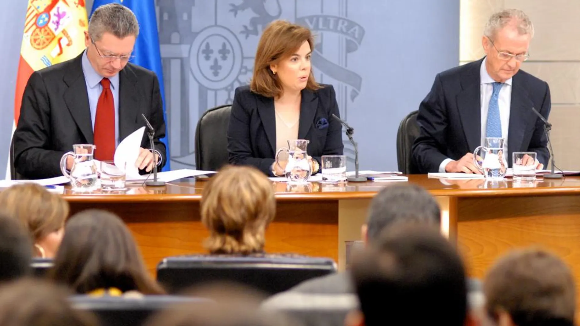 Ruiz-Gallardón, Sáenz de Santamaría y Morenés, durante la rueda de prensa posterior al Consejo de Ministros