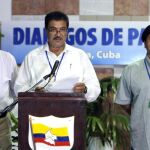 El miembro del Estado Mayor Central de las FARC, junto a Rodrigo Granda, a su izquierda, alias Ricardo Téllez en el Palacio de Convenciones de La Habana (Cuba).