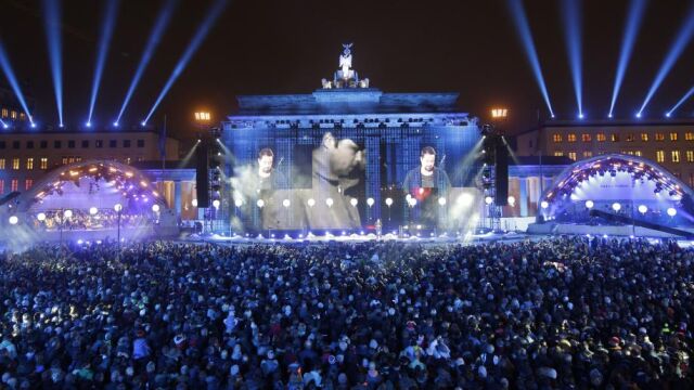 Miles de ciudadanos han visto el espectáculo que conmemora el 25 aniversario de la caída del Muro.