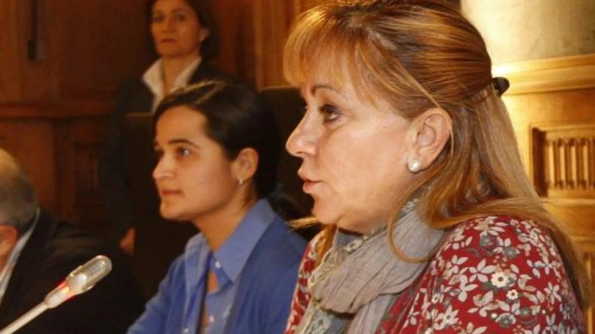 Montserrat González, en una imagen de archivo (izqu). Isabel Carrasco y Montserrat Triana Martínez, en 2010 (drch.)