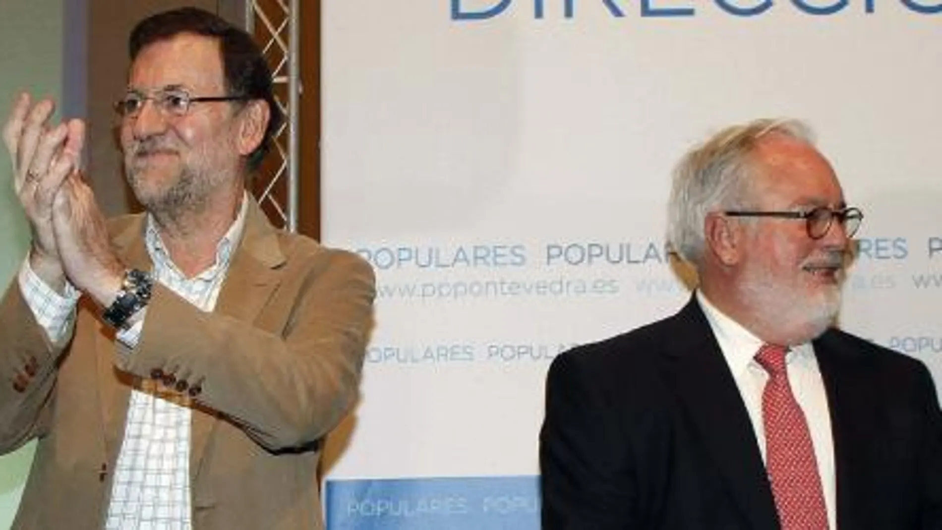 El presidente del Gobierno, Mariano Rajoy y el candidato del PP a las elecciones europeas, Miguel Arias Cañete.