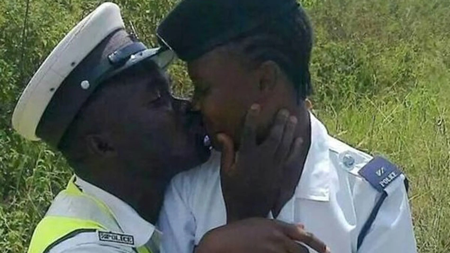 El beso que acabó con la carrera de tres policías
