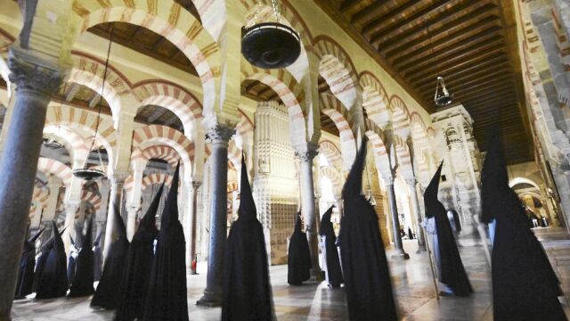 Procesión de la Hermandad y Cofradía del Santísimo Cristo del Amor en la mezquita de Córdoba el pasado domingo