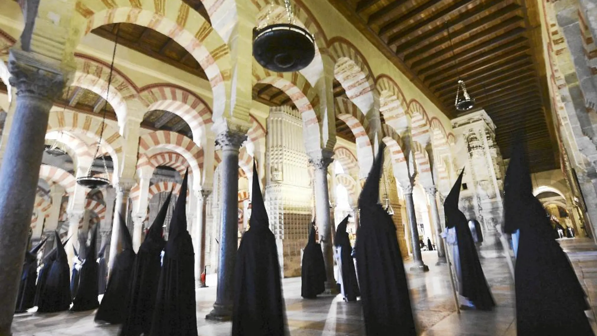 Procesión de la Hermandad y Cofradía del Santísimo Cristo del Amor en la mezquita de Córdoba el pasado domingo