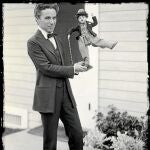Charles Chaplin, en 1917, sostiene un muñeco con su propia figura