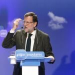 El presidente del Gobierno, Mariano Rajoy, durante su intervención en la clausura de la Convención del Partido Popular de la Región de Murcia, hoy en el Auditorio Regional.