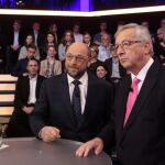 El candidato de los socialistas europeos, Martin Schulz y el de los populares europeos, Jean-Claude Juncker, en un debate en la televisión pública alemana