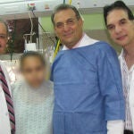 La menor, acompañada por el equipo médico