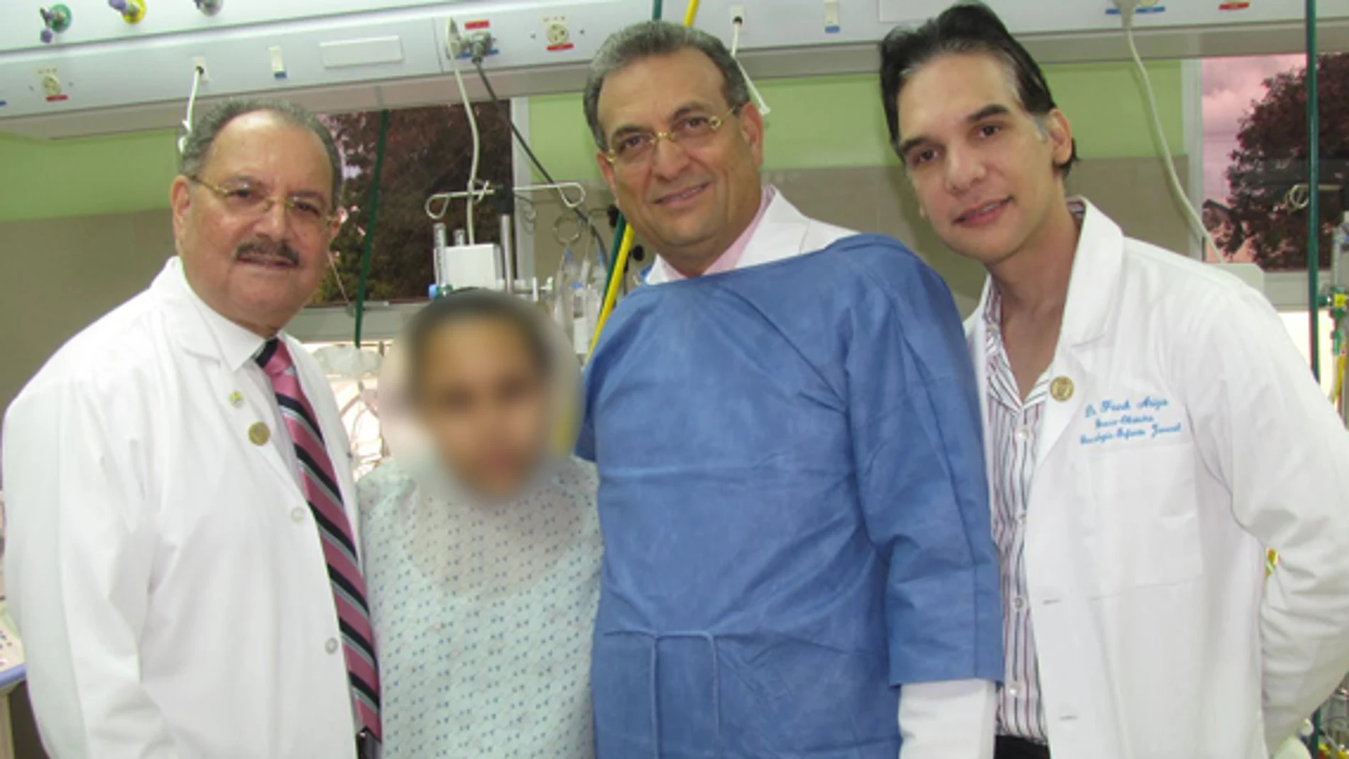 La menor, acompañada por el equipo médico