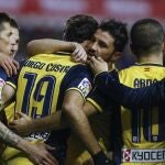 David Villa celebra su gol, el primero de la tarde en Vallecas, junto al resto de sus compañeros