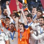 Casillas, junto a Ancelotti y sus compañeros, levanta la copa del «Mundialito» tras ganar la final en Marrakech