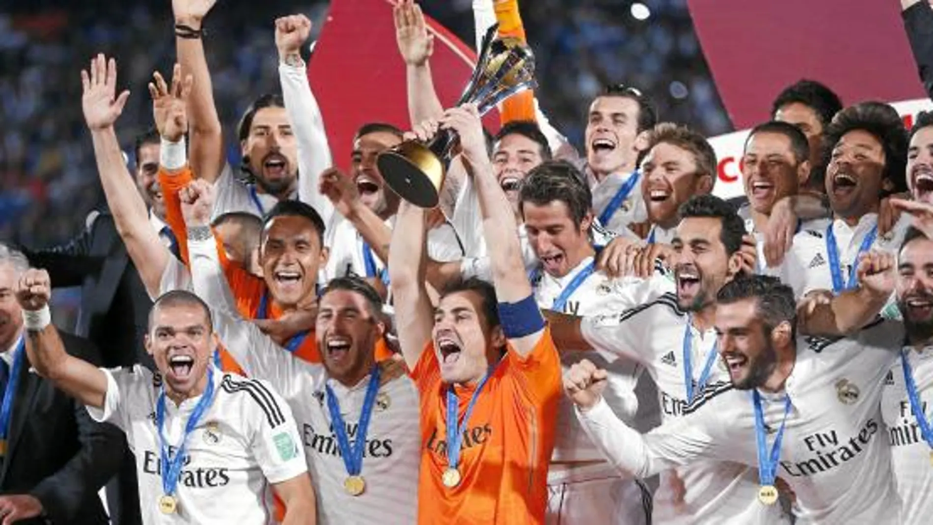 Casillas, junto a Ancelotti y sus compañeros, levanta la copa del «Mundialito» tras ganar la final en Marrakech