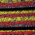 Los aficionados del Barcelona forman la bandera catalana.