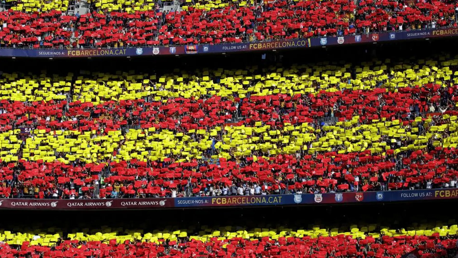 Los aficionados del Barcelona forman la bandera catalana.
