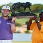 Branden Grace, con el trofeo.
