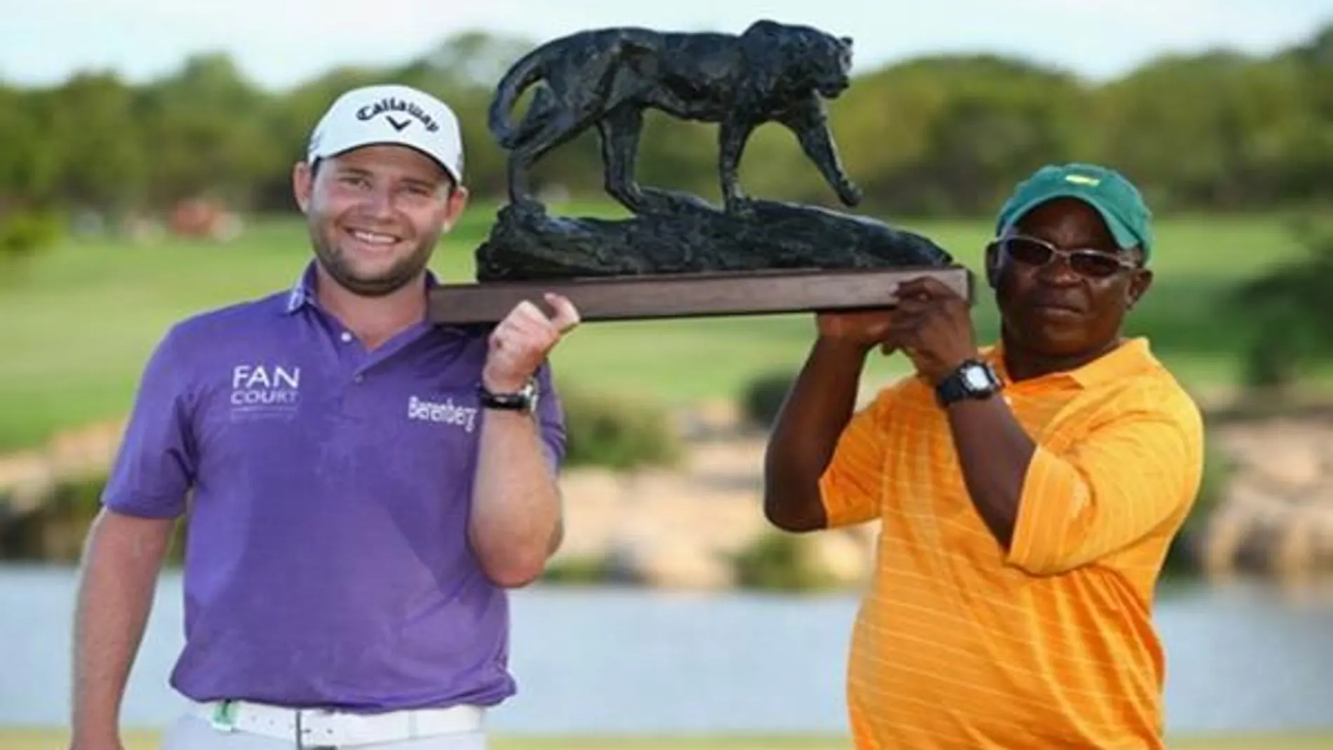 Branden Grace, con el trofeo.